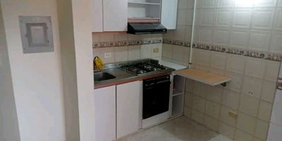 IMPORTANTE FAVOR LEER!: Solo Wapp -- No intermediarios ---
Vendo/rento acogedor apartamento en uno de los mejores barrios del sector, valorización, cerca a zona G, parques, restaurantes, colegios, universidades. Única propietaria. Sin gravamen. Segundo piso con ascensor.  Estrato cuatro. Distribución: 2 habitaciones, 2 baños completos, 1 estudio o tercera habitación contigua a sala, amplia zona social, cocina integral, amplia zona de lavandería, pisos cerámicos. En buen estado, se entrega desocupado - Parqueadero cubierto #Tres, de diez mts2 y matrícula independiente, ubicado detrás de otro parqueadero. Depósito (no incluido en arriendo)  -- Edificio Bosque de Urapanes, automatizado, cámaras, no vigilantes. Administración económica $380 (incluida en canon de arriendo). -- 
WATSAPP SOLO PARA CITA  319 265 69 59EN HORARIO DE OFICINA; 
FAVOR EXHIBIR EN CITA CARTA DE FINANCIACIÓN (COMPRA) Ó CERT. LABORAL O APROBADO DE SEGURO (ARRIENDO).
ESTUDIO DE ARRIENDO CON ASEGURADORA EL LIBERTADOR. 