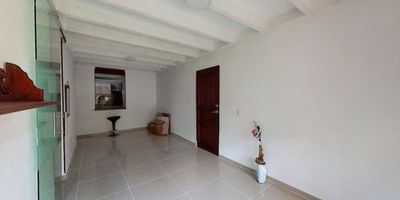 Apartamento en venta de 63 m² con vista interior, ubicado en un primer piso (Torre 4, Apto 101), con acceso por escaleras y parqueadero propio (51). Consta de 3 habitaciones, 3 baños, sala comedor, cocina integral y zona de lavandería. Tiene piso en porcelanato en la mayoría de las áreas y cerámico en los baños. El conjunto cuenta con vigilancia privada las 24 horas. Cerca a centro comercial Aquarela, colegios Bilingüe Lacordaire y Los Andes, y la Universidad del Valle. Vías de acceso por la Calle 5 y la Carrera 80.
