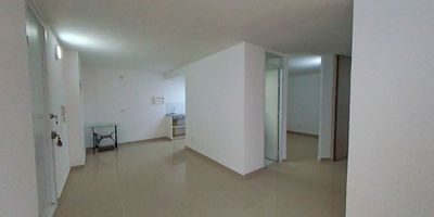 Apartamento en venta de 48m2, con vista interior, ubicado en un 1er piso (Torre H Apto 104), acceso por pasillo. Consta de 2 habitaciones, 1 baño, sala comedor, cocina y zona de lavandería. Tiene piso cerámico en todas sus zonas. El conjunto cuenta con zonas verdes, zona para niños, salón social, piscina y vigilancia privada las 24 horas. Cerca a centro comercial Bochalema Plaza; cerca a almacenes de cadena D1 y Ara; cerca a colegio Franciscano de PIO XII; cerca a universidad Autónoma de Occidente; cerca a paradas del MIO; Vías de acceso por la calle 48 y cra 121A.
