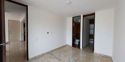 Apartamento en venta de 63m2, con vista interior, ubicado en piso 1ero (Torre L Apto 102). Consta de 2 habitaciones, 2 baños, sala comedor, balcón, cocina integral y zona de lavandería. Tiene piso cerámico en todas sus zonas. El conjunto cuenta piscina, zona húmeda, juegos de niños, 2 salones sociales, parqueadero comunal y vigilancia privada las 24 horas. Cerca a centros comerciales Jardín Plaza y Unicentro cerca a almacenes de cadena La 14 y Éxito; cerca a colegios Comunidad Home School y colegio Franciscano Pio XII; cerca a universidad San Martín y Autónoma; cerca a parada del MIO (Universidades), Vías de acceso por la carrera 120 y la calle 50.
