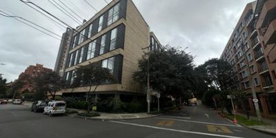 Apartaestudio Duplex en Venta Bella Suiza

En venta este hermoso apartaestudio dúplex ubicado en el exclusivo barrio Bella Suiza de Bogotá D.C., muy cerca de la Universidad El Bosque y con excelente acceso por las carreras 7ª y 9ª y calles 127 y 134. Al ingresar encontrarás en el primer nivel una sala-comedor con espectacular ventanal que brinda abundante luz natural, cocina abierta de diseño moderno y baño social. En el segundo nivel se ubica la habitación principal con baño privado y zona de ropas totalmente independiente. La propiedad está situada en una zona residencial tranquila y segura, ideal para profesionales que buscan comodidad y funcionalidad en un ambiente acogedor. Incluye parqueadero cubierto y depósito, además el edificio cuenta con seguridad privada las 24 horas, terraza BBQ y gimnasio completamente equipado. ¡No pierda la oportunidad de adquirir esta propiedad en una de las zonas más exclusivas y de mayor valorización de Bogotá! DUD-644 
