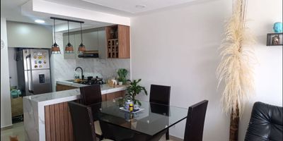 Apartamento en venta de 62m² con vista interior, ubicado en un 3er piso (Torre F, Apto 308), con acceso por ascensor y parqueadero propio (308). Consta de 2 habitaciones, 2 baños, sala comedor, cocina integral y zona de lavandería. Tiene piso en porcelanato en habitaciones, cocina y zona social, y piso cerámico en los baños. El conjunto residencial cuenta con piscina, zona infantil, zonas verdes y vigilancia privada las 24 horas. Ubicado cerca del centro comercial Plaza Airone, con vías de acceso por la Avenida Cañasgordas.
