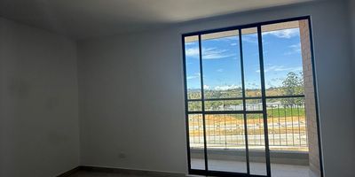 Apartamento nuevo en Bosques Robledal sector la macarena frente al colegio UCO. Tiene 2 habitaciones, estudio, 2 baños, sala-comedor, cocina abierta, zona de lavado y balcón con vista al exterior.