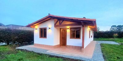 Se Arrienda casa tipo campestre ubicado en la via pontezuela rio negro, consta de 3 habitaciones, sala, cocina, zona de ropa, bano social, bano privado, calentador, balcon. 