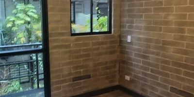 Se arrienda apartamento cuenta con 2 habitaciones, 2 banos, 2 closets, 1 Vestier, 2 closets, sala comedor, loft tipo industrial, zona de ropas, 1 cocina, parqueadero y cuarto util. 