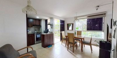 Apartamento en venta de 60m2, con vista interior, ubicado en un 1er piso (Torre 5 Apto 105), acceso por ascensor, parqueadero comunal. Consta de 2 habitaciones, 2 baños, sala comedor, cocina y zona de lavandería. Tiene piso ceramico en todas sus zonas. El conjunto cuenta con salon comunal, parque infantil, Piscina, zonas verdes y vigilancia privada las 24 horas. Cerca a centro comercial Yumbo Unico Valle Del Cauca; cerca a almacenes de cadena Tienda D1, Tienda Ara, Exito; cerca a colegio Institución Educativa Mayor de Yumbo, Sede Central; cerca a paraderos de transporte publico; Vías de acceso por la calle 10 y calle 9.
