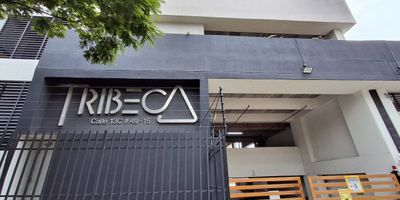 Apartamento para estrenar de 55 m² en el piso 16 del Conjunto Tribaco, ubicado en la Calle 13C #49-15, una zona estratégica del sur de Cali con excelente movilidad gracias a su cercanía directa a la Carrera 50, la Carrera 44 y la Autopista Suroriental, lo que permite conexiones rápidas hacia cualquier punto de la ciudad. La unidad está rodeada de supermercados, estaciones del MÍO, servicios y comercio. El apartamento cuenta con 2 alcobas, 2 baños completos, cocina abierta y zona de oficios; ideal para quienes buscan estrenar en un conjunto moderno con piscina, gimnasio, juegos infantiles, amplias zonas sociales y vigilancia 24/7. incluye administración . Contáctanos para una visita