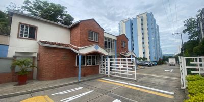 APARTAMENTO EN VENTA CONJUNTO CONDADO CAMPESTRE / SECTOR PARALELA / FLORIDABLANCA DESCRIPCION ?EXCELENTE ESTADO ✅Vista Panorámica Norte - Reserva Natural ⛰️ ✅ Piso Medio ✅Estrato: 4 ✅ 3 habitaciones ✅ 2 baños ✅Sala - comedor vertical ✅zona de estudio ✅ Baño auxiliar ✅Cocina privada amplia y en buen estado ✅Zona de ropas ✅Alcoba principal con baño privado ✅ 2 alcobas auxiliares ? 1 parqueadero zonas sociales ✅BBQ ?️‍♀️Gimnasio ? Piscina de adultos ? piscina de niños ✅Kiosco social de reuniones ?2 Parques para niños ? Parque Ecológico Exclusivo Se acaba de Cancelar toda la cuota extraordinaria para pintura del conjunto Acceso al parque Ecológico tipo Reserva Natural