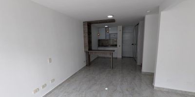 Apartamento en venta de 62m², con vista exterior, ubicado en un octavo piso (Torre 4, Apto 508), con acceso por ascensor y parqueadero propio cubierto (101). Cuenta con 2 habitaciones, 2 baños, estudio, sala comedor, cocina integral y zona de lavandería. Todo el inmueble tiene piso en porcelanato, lo que aporta un ambiente moderno y fácil de mantener. El conjunto residencial ofrece seguridad y tranquilidad, con vigilancia privada las 24 horas. Se encuentra cerca de los centros comerciales Nuestro Jamundí y Palmas Plaza; de supermercados como Caribe; de instituciones educativas como la Institución Educativa Central de Bachillerato Integrado y el Técnico Industrial España; así como de la Universidad del Valle, sede Jamundí. Con cómodas vías de acceso por la Carrera 10.
