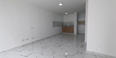 Apartamento en venta de 62M², con vista interior, ubicado en un 2do piso (Torre 1 Apto 206), acceso por ascensor, parqueadero propio cubierto (147). Consta de 2 habitaciones, 2 baños, sala comedor, estudio, cocina integral y zona de lavandería. Tiene piso cerámico en todo el inmueble. El conjunto cuenta con piscinas, salón comunal, parque infantil y vigilancia privada las 24 horas. Cerca a centros comerciales Nuestro Jamundí y Palmas Plaza Centro Comercial; cerca a almacenes de cadena como Caribe Supermercados; cerca a colegios Institución Educativa Central de Bachillerato Integrado, Institución Educativa Técnico Industrial España; cerca a universidad Univalle Sede Jamundí; Vías de acceso por la Carrera 10.
