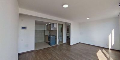 Apartamento en venta de 50m², con vista interior, ubicado en un 5. piso (Torre 31 Apto 502), con acceso por escaleras. Cuenta con 2 habitaciones, 1 baño, sala comedor, cocina integral y zona de lavandería. Tiene piso cerámico en todas sus áreas, lo que facilita su mantenimiento. El conjunto ofrece espacios ideales para disfrutar en familia, como piscina, salón social, parque infantil, amplias zonas verdes y vigilancia privada las 24 horas. Su ubicación es estratégica, cerca del centro comercial Único, almacenes de cadena como D1 y Ara, el colegio Gabriel García Márquez y la Universidad del Valle sede Yumbo. Además, cuenta con cómodas vías de acceso por la Calle 10.
