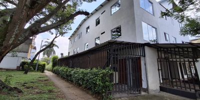 Apartaestudios tipo un ambiente, totalmente amoblados, disponibles en primer y segundo piso en la Calle 47 Norte #3G-121, barrio Vipasa, dentro de un edificio moderno con varias opciones de renta desde $1.300.000 todo incluido (servicios, internet y amoblamiento). Ubicados en un punto estratégico del norte de Cali, con fácil acceso por la Avenida 3 Norte, la Avenida 4 Norte y la Calle 52, a pocos minutos de Chipichape, Éxito La Flora, estaciones del MÍO y zonas comerciales del sector. Es una opción ideal para quienes buscan comodidad, movilidad y una ubicación privilegiada en un entorno residencial y seguro.