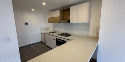 Descubra este hermoso apartamento en venta, ubicado en Cedritos. Con una antigüedad de 3 años, esta propiedad moderna ofrece 2 habitaciones, 2 baños y 1 garaje, y se presenta como el lienzo perfecto para personalizar. Su diseño luminoso y amplios espacios, junto a las impresionantes vistas panorámicas, lo convierten en una oportunidad única para disfrutar de la vida urbana con confort y estilo. Este inmueble se encuentra disponible por $620.000.000. El apartamento cuenta con un espacioso dormitorio principal y un bedroom secundario versátil, ideal para adaptar según sus necesidades. La sala de estar, bañada en luz natural gracias a sus grandes ventanales, ofrece un ambiente acogedor y con vista a la ciudad. Los pisos combinan la calidez de la madera con la elegancia de la baldosa o el mármol, complementado con ventilación natural en todos sus ambientes. Disfrute de una impresionante terraza en azotea, equipada con césped artificial y área social, perfecta para el entretenimiento al aire libre y las reuniones inolvidables. Además, el edificio ofrece comodidades como portería/recepción con vistas a zonas verdes, asador. Con closets bien distribuidos y exuberantes zonas verdes, cada detalle ha sido pensado para su máximo confort. DLH-768 
