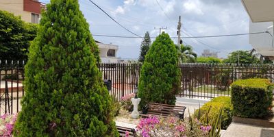 Hermosa casa en el barrio la cumbre de Barranquilla. 
-5 habitaciones 
-5 baños
-Cuarto y baño de servicio
-Parqueadero para 4 carros, dos de ellos cubiertos,
- Jardín y patio trasero
-Patio ropas y zona de lavandería 
- Sala principal separada del comedor
-Dos salas auxiliares y una terraza
-Cocina amplia con despensa
- Vecindario residencial y tranquilo
-Parques cercanos
