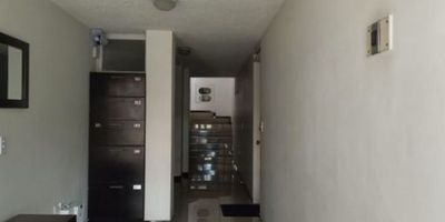 Apartamento en venta ubicado en Usaquén, en uno de los sectores más exclusivos y tranquilos del norte de Bogotá. Con una excelente ubicación y fácil acceso a vías principales, este inmueble ofrece un entorno residencial privilegiado, rodeado de zonas verdes, comercio, servicios y una alta valorización.

El apartamento cuenta con un área aproximada de 130 metros cuadrados, con opción de ampliar su construcción. Su distribución es amplia y funcional, conformada por tres habitaciones, tres baños, sala y comedor independientes, cocina, zona de lavandería y un parqueadero privado. Adicionalmente, el edificio ofrece la posibilidad de arrendar o negociar un segundo parqueadero dentro de la misma propiedad.

Ubicado en el segundo piso de un edificio de tres niveles, sin ascensor, este inmueble combina el encanto de la arquitectura tradicional con amplios espacios y una excelente iluminación natural. Su antigüedad de 40 años refleja una construcción sólida y de gran calidad, ideal para quienes buscan una vivienda con carácter y posibilidades de personalización.La administración tiene un valor mensual de 280.000 pesos y el precio de venta es de 610.000.000 pesos, una excelente oportunidad en una zona de alta demanda y constante valorización.

Si estás buscando un apartamento con amplios espacios, excelente ubicación y gran potencial de valorización, esta es la oportunidad ideal. Contáctanos para agendar una visita y conocer todos los detalles de este inmueble. Tu nuevo hogar te está esperando.  DGQ-893 
