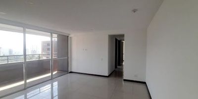 Apartamento en arriendo La Estrella, sector Las Brisas con área de 70m2. Cuenta con tres habitaciones, dos baños, cocina integral con barra, zona de ropa, balcón, y parqueadero. Está ubicado en una unidad con vigilancia privada y portería 24 horas, amplias zonas comunes ,piscina niños y adultos, turco, gimnasio, parque y salón infantil, fáciles vías de acceso y transporte integrado al metro. Este apartamento en arriendo se encuentra en zona en pleno desarrollo y tiene fácil acceso al sistema de transporte integrado Metro a cinco minutos de la estación La Estrella, cerca de la avenida principal que conduce al parque. Código del inmueble 893-3028. 