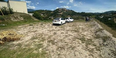 LOTE EN VENTA SOPETRAN, ANTIOQUIA
 PARCELACION EL RISCO


Lote 11 /  Área,  2.700 metros cuadrados,
Con hermosa vista al lago y la parcelación vecina 


Administración  $498.987

Predial anual $276.000  

Porteria 24 horas

Está ubicado a 10 minutos del éxito de san Jerónimo en la vía a Santa Fe de Antioquia, vía 4 G
Lugar mágico, clima cálido, ideal para invertir y recreacionar.

PRECIO DE INVERSION  $350.000.000

INVIERTE EN ESTE HERMOSO LOTE, IDEAL PARA CONSTRUIR LA CASA DE DESCANSO DE TUS SUEÑOS!!!!!