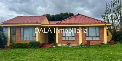 DALA Inmobiliaria vende hermosa casa campestre en chía - Cundinamarca de un piso, consta de: recibidor, sala con chimenea, comedor, cocina integral, comedor auxiliar, zona de lavandería independiente, baño social dos habitaciones auxiliares con closet, estudio, baño completo, habitación principal closet y baño, parqueadero para 2 o más carros, cerca del  transporte público.

No pierdas la oportunidad de hacer realidad el sueño de vivir en un ambiente campestre, Contáctanos ahora mismo y agenda una visita, Te esperamos en DALA Inmobiliaria, Si estás buscando inmobiliarias en Chía, somos tu mejor opción. También manejamos Bienes Inmuebles en Cajicá y Cota. cod 1966 S-A
