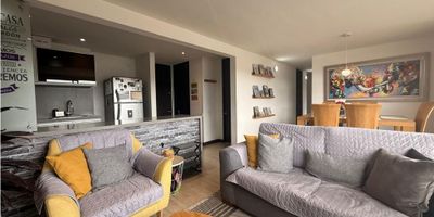 En una de las zonas más cotizadas de Bogotá D.C en Villa del prado detras del Homecenter de la 170., se encuentra este espléndido apartamento de vista panoramica hacia los cerros, con un área total de 97 M2, este inmueble cuenta con una distribución perfectamente diseñada 3 alcobas, 1 estudio o habitacion auxiliar, 3 baños, uno de ellos en la habitación principal. También podrás disfrutar de una cocina integral tipo americana, completamente equipada con todos los electrodomésticos necesarios, y una barra que añade un toque moderno y elegante a la estética del espacio.

Con 2 plazas de garaje incluidas y un deposito, esta propiedad ofrece todas las comodidades para la vida cotidiana. Además, su amplia area cuenta con acabados de alta calidad y detalles que marcan la diferencia, como armarios empotrados y pisos laminados para una mayor durabilidad y resistencia.

Este apartamento es ideal para familias con mascotas, ya que es un inmueble que admite su presencia y ofrece amplios espacios para que puedan disfrutar de su libertad en el interior de la vivienda. También podrás aprovechar su balcón para disfrutar de una vista panorámica de la ciudad y una doble ventana que aporta una mayor iluminación y ventilación natural.

En cuanto a su ubicación, este apartamento se encuentra en una zona residencial tranquila y segura, cercana a colegios, universidades, parques y centros comerciales. Además, cuenta con acceso a transporte público cercano y acceso pavimentado para una mayor comodidad en tus desplazamientos.

En el exterior de este inmueble, podrás disfrutar de las comodidades que ofrece la urbanización privada, con áreas sociales, un gimnasio para mantener tu estilo de vida saludable, y un salón comunal para realizar tus eventos y reuniones. También cuenta con seguridad y vigilancia las 24 horas del día, garantizando la tranquilidad y el bienestar de sus residentes.

Otras características que hacen de este apartamento una opción única en