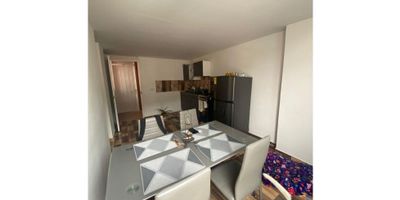  

Código  9632FR648

Descubre este acogedor apartamento ubicado en la reconocida unidad Tierra Linda Campestre en Bello, un entorno tranquilo, rodeado de naturaleza y con excelente acceso a transporte y comercio.

Este inmueble de 40 m² está distribuido de manera funcional para brindar comodidad y buen aprovechamiento del espacio:


 
 2 habitaciones con excelente iluminación natural
 
 
 1 baño en perfecto estado
 
 
 Cocina semiintegral equipada con estufa y gabinetes superiores e inferiores
 
 
 Zona de ropas independiente, ideal para mantener el área social organizada
 
 
 Sala-comedor con ambiente acogedor
 
 
 Ubicado en piso medio, con menor ruido y excelente ventilación
 


La unidad ofrece zonas verdes, ambiente familiar, vigilancia 24/7 y fácil acceso.

Perfecto para invertir, vivir solo(a), en pareja o como primera vivienda.
