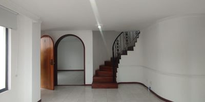 Casa en arriendo en unidad cerrada ubicada en Álamos cerca avenida principal, supermercados de cadena, parque principal, centros comerciales, universidades, rutas de transporte publico y servicios complementarios, con iluminación y ventilación natural, con amplios espacios. Cuenta con dos niveles, salacomedor, pisos en ceramica, cocina integral mesón en acero, estufa y calentador a gas, tres habitaciones y tres baños, hall de alcobas, zona de ropas . En unidad cerrada con un parqueadero cubierto. Vigilancia y portería 24 Horas con circuito cerrado de tv. Inmuebles sujetos a verificación de disponibilidad. Arriendo Alamos Pereira