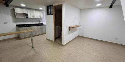 Arriendo apartaestudio dúplex en envigado barrio las orquídeas, cerca a la cancha la paloma. Área de 55 m, con alcoba independiente, closet, 1 baño, cocina semi integral, red de gas, calentador, sala comedor con excelente iluminación natural, zona de ropas independiente. Ubicado en piso 3 sin ascensor. No tiene parqueadero. Cerca de supermercados, transporte público, parques, colegios y centros comerciales.