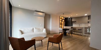 Apartamento en arriendo en unidad cerrada ubicación de gran desarrollo urbanístico, con acceso desde vía principal, con conexión a rutas de trasporte público y servicios complementarios del sector. Piso en madera, sala comedor, 3 alcobas con vestier y baño en la principal, baño social, cocina integral abierta tipo americano, zona de ropas, balcón, útil y parqueaderos lineales cubiertos  Conjunto cerrado con ascensor, piscina, gimnasio, salón social, parques infantiles, zonas verdes, vigilancia y portería 24 horas y circuito cerrado de TV,inmuebles sujetos a verificacion de disponibilidad