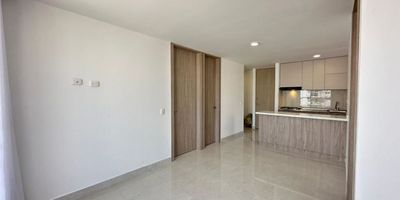 Apartamento para estrenar en Arriendo ubicado en el nuevo sector de Mallorquín, este apto cuenta con 60m2, dispone de dos habitaciones la alcoba principal con aire acondicionado, cocina integral abierta, balcón ubicación sombra, acabados modernos, en el edificio encontraras amenidades como piscina, gimnasio, zona de BBQ y portería las 24 horas. Cod: 967