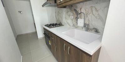 Desea tener todo a la mano, este es el lugar ideal para vivir. A cinco minutos del centro y de Cabecera. En su entorno podrá encontrar supermercados, restaurantes, colegios como El Carl Rogers y la Normal de Señoritas. Con excelentes rutas de acceso y transporte público. Apartamento conn excelente vista, espacios iluminados y ventilados naturalmente. 