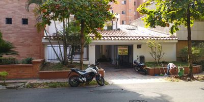 Casalote en Laureles ---Con colega---

$2.750millones
Area terreno 312 m2
Frente 12 Fondo 26
Permiten construir 10 apartamentos
Baja Mixtura