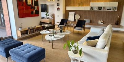 Moderno apartamento con espectaculares terrazas privadas, ideal para disfrutar en familia y con amigos del aire libre. Con un área total de trecientos quince metros cuadrados (interior, balcón y terrazas), se destaca por su amplitud, su diseño contemporáneo y la abundante luz natural en todos los espacios. Cuenta con tres habitaciones (la principal con walking clóset y baño privado) sala, comedor independiente, cuarto de TV, sauna privado/cuarto de servicio, cocina integral con isla y acabados de lujo. La altura de 2,80 m y los grandes ventanales crean un ambiente cálido y luminoso. Incluye dos parqueaderos independientes y un depósito. Un hogar que combina confort, elegancia y tranquilidad en una de las mejores zonas de Salitre.