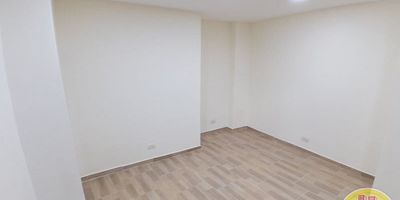 Código: 7978. 5° Piso en edificación de 6 pisos. Acceso al inmueble: Directo a la vía y escalas. Alcobas con puertas y baño cabinado. En servicios públicos el agua no se paga y la energía es prepago. Contrato por 1 año.