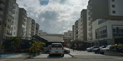 Excelente apartamento en séptimo piso, esquinero y con ascensor.
Ubicado cerca de la Universidad Autónoma, la Clínica Valle del Lili, tiendas Makro y el supermercado La 14. El sector está rodeado de zonas verdes, cuenta con cómodas vías de acceso y facilidad de transporte.

El apartamento consta de sala-comedor, balcón, cocina integral a gas, zona de ropas, sala de TV o estudio pequeño, baño de alcobas, dos habitaciones con clóset; la principal con baño y balcón. Parqueadero en sótano.

La unidad residencial ofrece amplias zonas verdes, salón de eventos, sauna, jacuzzi, gimnasio, piscina para niños y adultos, cancha de microfútbol y vigilancia 24 horas.