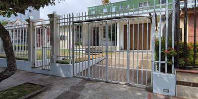 Venta de casa en el Barrio Andalucía. consta de 4 alcobas, 2 baños, sala, comedor, estudio, cocina, labores, patio, garaje y terraza. Zona 100% residencial.