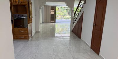 APARTAMENTO DUPLEX (3er. Y 4to. Piso) con EXCELENTE UBICACIÓN: (Al lado del Centro Comercial LOS MOLINOS)

- GARAJE PROPIO CON CONTROL REMOTO Y CUARTO UTIL
- ⁠2 SALAS
- ⁠COMEDOR
- COCINA INTEGRAL
- 4 ALCOBAS + ALCOBA SERVICIO
- 5 BAÑOS
- ASENSOR
- ESTRATO: 4
- RED DE GAS
- ⁠TERRAZA CON DOMO


1ER. NIVEL (3er. Piso)
- 1 Habitación con vestier y baño
- 1 Alcoba de servicio con baño
- Balcón Grande
- 2 Salas
- ⁠Comedor
- 1 baño social
- Cocina integral
- Cuarto de Ropas

2DO. NIVEL (4to. Piso):
- 1 Habitación principal con su vestier y baño 
- 2 habitaciones
- 1 hall
- 1 Baño social
- 1 cuarto de estudio
- 1 Habitación  con baño que sirve también de oficina
- 1 Terraza grande con Domo corredizo y cocina integral


PRECIO: $5’000.000