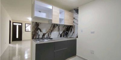 Tu nuevo hogar te espero en Bello 

 

Te ofrecemos un amplio y comodo apartamento en arriendo, perfecto para quienes buscan tranquilidad sin alejarse de la ciudad. Con una ubicación estratégica, cerca a la casa de justicia.

Este espacio es ideal para familias que desean comodidad, accesibilidad y calidad de vida.

 

Características destacadas: 

* 3 habitaciones amplias y acogedoras

* 1 baño cabinado, amplio y funcional

* Cocina semi integral, con red de gas, lista para preparar los mejores momentos con tu familia.

* Piso en cerámica , fácil de limpiar y mantener.

* Estrato 2, equilibrio perfecto entre calidad y economía

* Area de 65M2, amplios espacios para disfrutar.

 

Además cuenta con excelente acceso a rutas de transporte público, vías principales y zonas comerciales. A pocos minutos de tiendas D1 y otros comercios que facilitan tu día a día.

 

¿ Lo mejor ? El proceso con nosotros es 100 % virtual, rápido, sencillo y sin costo, de la mano de la aseguradora el libertador.

 

De dejes pasar está oportunidad.

Contactanos hoy mismo y agenda tu cita para conocer tu próximo hogar.
