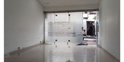 Arriendo de Local en Arboleda Manizales

Ideal para emprendedores que buscan establecer su negocio en una ubicación estratégica dentro de una zona residencial de estrato 4. Esta casa comercial en primer piso ofrece visibilidad exterior y funcionalidad para diversos tipos de actividad.

Descripción de la propiedad

El local cuenta con un área privada de 60 m2 que incluye dos habitaciones adaptables y un baño auxiliar. Dispone de suelo en cerámica barra estilo americano zona de lavandería gas domiciliario y un turco privado que añade un valor diferencial al espacio.

Descripción del entorno y acceso

Ubicado cerca de colegios universidades y parques el inmueble goza de excelente flujo peatonal y transporte público cercano. Tiene acceso pavimentado y facilidades para discapacitados con disponibilidad de parqueadero situado en la parte exterior del local.

Contáctanos

Si este espacio cumple con los requisitos para tu negocio escríbenos ahora mismo a nuestro WhatsApp para agendar una visita. En Inmobiliaria Castro Rosero te ayudaremos a gestionar tu arriendo de forma rápida y segura.


 
