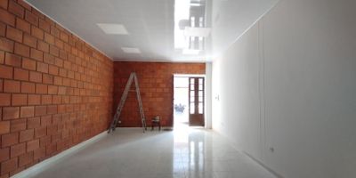 LOCAL 3

En una zona donde cada día nace una nueva oportunidad,
te espera un local para arriendo, ideal para convertir tus ideas en realidad.
Sobre avenida principal, donde todo se mueve y todo se ve,
encuentras un espacio para estrenar, perfecto para el negocio que quieras emprender.

Con fachada en vidrio de seguridad, que invita, protege y da presencia,
este lugar abre sus puertas a tus proyectos, grandes o pequeños.
Contamos con locales de diferentes diámetros,
para que escojas el tamaño que mejor se adapte a tu visión.

El local cuenta con servicio de luz y agua,
listo para iniciar operación desde el primer día.
Un punto central, visible, estratégico, ideal para atraer clientes
y darle vida a tu emprendimiento.

Si buscas un espacio donde tu negocio pueda crecer,
este local no es solo una opción…
es el inicio de tu mejor inversión.