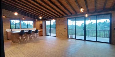 Cabaña para la renta,ubicada en la vereda toldas, cerca al aeropuerto José María Córdoba, tiene acceso por la vía al aeropuerto y también por la autopista Medellín -Bogota, sector muy tranquilo,Deck de muy buena área, chimenea y parqueadero 