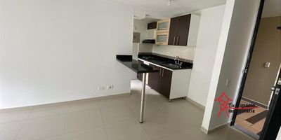 Apartamento en arriendo en Loma de los Bernal, Medellín de 60 m2 aproximadamente, cuenta con 4 alcobas, 3 closets, 2 baños, sala-comedor, cocina integral, barra americana, red de gas, zona de ropas, calentador, balcón y parqueadero comunes.En unidad cerrada con placa deportiva, parqueadero de visitantes y portería 24 horas.Adicional tiene rutas de acceso y transporteCercanías:IE Débora Arango Pérez, Colegio Padre ManyanetPara mayor información contáctame Melissa Salazar 314 7757934