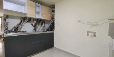 Tu nuevo hogar te espero en Bello 

 

Te ofrecemos un amplio y comodo apartamento en arriendo, perfecto para quienes buscan tranquilidad sin alejarse de la ciudad. Con una ubicación estratégica, cerca a la casa de justicia.

Este espacio es ideal para familias que desean comodidad, accesibilidad y calidad de vida.

 

Características destacadas: 

* 3 habitaciones amplias y acogedoras

* 1 baño cabinado, amplio y funcional.

* Cocina semi integral, con red de gas, lista para preparar los mejores momentos con tu familia.

* Piso en cerámica , fácil de limpiar y mantener.

* Estrato 2, equilibrio perfecto entre calidad y economía

* Area de 70M2, amplios espacios para disfrutar.

 

Además cuenta con excelente acceso a rutas de transporte público, vías principales y zonas comerciales. A pocos minutos de tiendas D1 y otros comercios que facilitan tu día a día.

 

¿ Lo mejor ? El proceso con nosotros es 100 % virtual, rápido, sencillo y sin costo, de la mano de la aseguradora el libertador.

 

De dejes pasar está oportunidad.

Contactanos hoy mismo y agenda tu cita para conocer tu próximo hogar.

 
