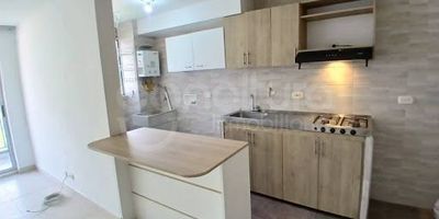 472-8409 Conaltura Inmobiliaria ofrece en arriendo este cómodo apartamento de 63 m, ubicado en el conjunto residencial,  sector Navarra, una zona residencial tranquila, moderna y de alta valorización en el norte del Valle de Aburrá.  El inmueble cuenta con 3 alcobas, 2 clósets, 2 baños, sala comedor, cocina integral, zona de ropas, balcón con excelente iluminación natural y piso en cerámica, parqueadero sencillo. La unidad residencial ofrece portería y vigilancia 247, ascensores, salón social, gimnasio, juegos infantiles, piscina para adultos y niños, turco, sauna,, zonas verdes, zona BBQ  y parqueadero para visitantes. Su ubicación es ideal, con acceso rápido a la Autopista Norte, cerca del Centro Comercial Puerta del Norte, Estación Niquía del Metro, tiendas D1, colegios y zonas recreativas