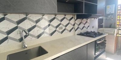 este apartamento está ubicado en exclusivo sector de El dorado ubicado en envigado, en el apartamento encontrarás tres habitaciones sala comedor cocina ropa dos baños y una excelente zona verde para que disfrutes con tu familia. cerca de allí encontrarás supermercados excelentes grupos de transporte y un camino seguro hacia El salado donde encontrarás el parque recreativo los salados para que puedas disfrutar con tu familia también cerca de allí encontrarás el parque de envigado para que su cultura cerca de allí también encontrarás el parque recreativo El dorado y mucho más también encontrarás cancha de fútbol del dorado donde podrás compartir con tu familia y disfrutar con los tuyos.