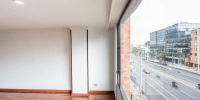 Apartamento en Arriendo en la Avenida Calle 116 en el Barrio Pepe Sierra, con vista al exterior, cuenta con un área construida de 127 m2 aproximadamente, sin amueblamiento, el precio incluye la administración. Este cuenta con su sala comedor y chimenea totalmente funcional, cocina integral, el cual cuenta con su horno, calentador a gas, zona de lavado, cuarto y baño de servicio, sala auxiliar y/o estudio, baño social para dos habitaciones, cada una cuenta con su respectivo closet, y la habitación principal cuenta con walk in closet, baño y tina. Muy buena iluminación, y ubicación. Muy cerca de transmilenio, a 5 minutos caminando de la autopista norte, fácil acceso al transporte público, supermercados, almacenes de cadena, hoteles, centro comercial Unicentro, notarias, parques, clínicas y hospitales.
