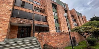 Barrio residencial , primer piso,   vigilancia 24-7 , en excelentes condiciones el apto , remodelado . vías de acceso . Cerca centros comerciales.