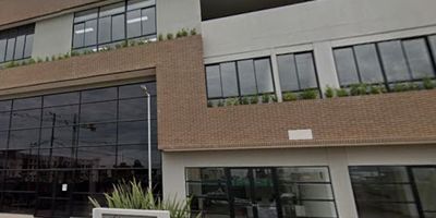 En venta moderno y acogedor apartamento en Cajicá, ubicado en un sexto piso con vista exterior, y  excelente distribución y espacios pensados para brindar confort y funcionalidad.
El inmueble cuenta con 69 m², 3 habitaciones con closet, espacio para estudio, 2 baños completos y parqueadero privado. Su amplia sala-comedor se integra de manera armoniosa con una cocina integral de estilo contemporáneo, equipada con barra tipo americana, ideal para compartir y disfrutar en familia. Las habitaciones ofrecen iluminación natural y comodidad, creando ambientes cálidos y agradables. El conjunto residencial ofrece completas zonas sociales y de esparcimiento, entre las cuales se destacan: Vigilancia 24/7, Parque infantil, Zona BBQ, Salón de negocios, Gimnasio, Cancha de fútbol, Cancha de baloncesto, Espacio de estudio,.
Un hogar perfecto para quienes buscan calidad de vida, seguridad y excelentes áreas comunes en una de las zonas con mayor crecimiento y tranquilidad de Cajicá. Cod: 5200