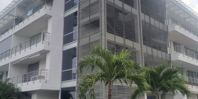 Hermoso apartamento en el mejor condominio de Melgar. Amplias zonas verdes, lago, toboganes, campo de golf, cancha de Tenis, piscinas.