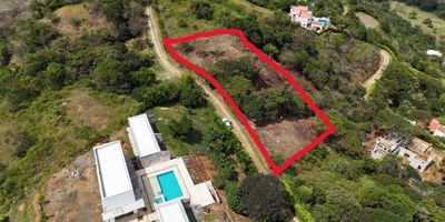 COD: 96FR33021

Descripción del lote en Santa Fe de Antioquia


 Área total: 3.455 m²
 Ubicación privilegiada: Dentro de una parcelación exclusiva en Santa Fe de Antioquia, con acceso directo desde la vía que conecta con la autopista hacia el Túnel del Toyo, lo que asegura conectividad rápida con Medellín y el resto de Antioquia.
 Entorno natural: El lote se encuentra en ladera, lo que garantiza una vista panorámica permanente y sin riesgo de obstrucciones futuras.
 Paisajes incomparables: Desde el terreno se aprecia:
 
  El pueblo colonial de Santa Fe de Antioquia, con su arquitectura histórica.
  El río Tonusco, que atraviesa la región con su caudal cristalino.
  El valle del río Cauca, ofreciendo un horizonte amplio y majestuoso.
 
 
 Clima y frescura: Gracias a su ubicación en ladera, el lote recibe una brisa fresca constante, ideal para mantener un ambiente agradable durante todo el año.
 Potencial de construcción: Perfecto para una casa campestre, finca de recreo o proyecto turístico, con la seguridad de que la vista será inalterable de por vida.


Este lote combina exclusividad, naturaleza y conectividad, convirtiéndose en una oportunidad única para quienes buscan invertir en un espacio con alta valorización y calidad de vida.
