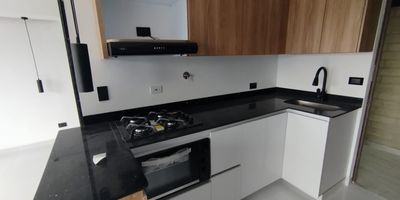 ¡Exclusivo Loft en Renta con la Mejor Ubicación y Comodidades Premium!

¿Buscas un estilo de vida moderno, práctico y lleno de bienestar? Descubre este espectacular apartamento tipo loft, perfecto para profesionales, parejas o estudiantes, ubicado en una de las zonas más cotizadas, con acceso inmediato a todo lo que necesitas.

Características del Loft:

Diseño Tipo Loft (Un solo ambiente): Moderno y funcional, maximizando el espacio y la luminosidad.

Comodidad Total: 1 Baño completo.
Organización Impecable: Amplio closet principal y closet de linos.
Zona de Ropa Independiente: Mayor orden y practicidad.
Extras de Almacenamiento: Incluye parqueadero y cuarto útil.

Tu nuevo hogar te ofrece un club de comodidades sin salir de casa:
Seguridad 24/7: Portería con vigilancia continua, Piscina , Gimnasio completamente dotado , Sauna y Turco , Salón social para tus eventos y reuniones, Sendero ecológico para caminar o trotar y amplia zona de mascotas, Juegos infantiles.

¡Precio Negociable!