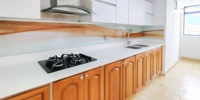 Apartamento en Arriendo – La Castellana, Medellín (piso 5)
Este apartamento es la opción perfecta para quienes buscan amplitud, comodidad y una ubicación privilegiada en uno de los sectores más deseados de Medellín: La Castellana. Su cercanía a vías principales, comercio, transporte y zonas tranquilas lo convierte en un lugar ideal para vivir con total practicidad.Al ingresar encontrarás una acogedora sala-comedor, iluminada y con excelente distribución. El inmueble cuenta con piso en baldosa y cerámica, brindando frescura y fácil mantenimiento. Su cocina integral, equipada con red de gas y calentador a gas, ofrece el espacio perfecto para disfrutar de cada preparación.Dispone de tres cómodas alcobas, cada una con su closet, además de dos baños cabinados y alcoba de servicio, lo que añade un plus de funcionalidad. Para disfrutar del aire fresco, el apartamento ofrece tres balcones, ideales para relajarte o decorar a tu gusto.Incluye garaje y cuarto útil, brindando aún más comodidad y e